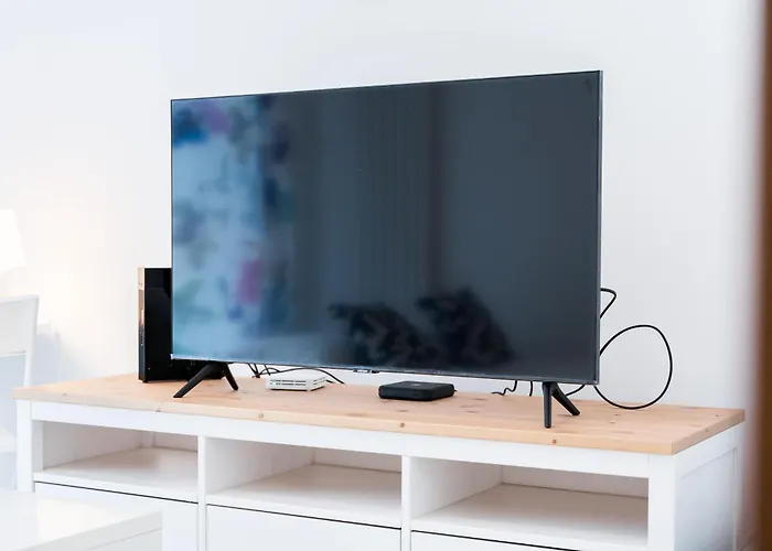 Wschod Homely By Bookinghost