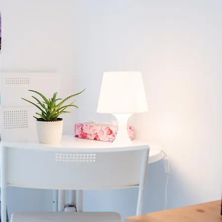 Wschod Homely By Bookinghost